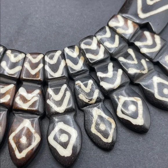 Bone dyed pictographs necklace vintage C37 - Picture 3 of 8